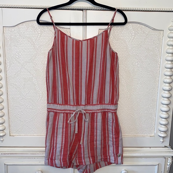 Striped Romper with tie in middle - Picture 1 of 2